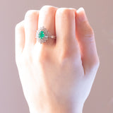 Anello ballerina in oro bianco 18K con smeraldo (0.70ct ca.) e diamanti di taglio brillante e di taglio baguette (0.82ctw ca.), anni ‘60/‘70