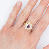 Anello a fiore vintage in oro giallo 14K con rubino (1ct ca.) e diamanti di taglio brillante (0.70ctw ca.), anni ‘70