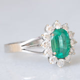Anello a margherita in oro bianco 18K con smeraldo (1ct ca.) e diamanti di taglio brillante (0.50ctw ca.), anni ‘60