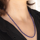 Collana moderna con filo di vetri blu e con pendente in oro giallo 18K con lapislazzuli, smeraldo e diamante