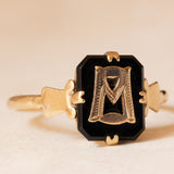 Anello antico in oro giallo 9K e con onice con lettera gotica “M”/“W”, anni ‘30