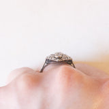 Anello Art Nouveau in oro bianco 14K con diamanti di taglio vecchia Europa (0.70ctw ca.) e di taglio rosetta, anni ‘20