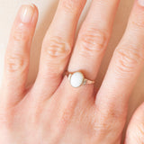 Anello vintage in oro giallo e bianco 9K con opale (1ct ca.), anni ‘70