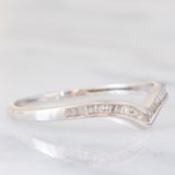 Anello a “V” in oro bianco 9K con diamanti di taglio tapered, anni ‘90