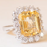 Anello a margherita vintage in oro bianco 18K con quarzo citrino (9.50ct ca.) e diamanti di taglio brillante (1.60ctw ca.), anni ‘60