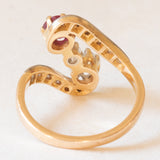 Anello Art Nouveau in oro giallo e bianco 18K con rubino (0.55ct ca.) e diamanti (0.70ctw ca.), fine anni ‘20