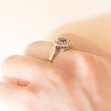 Anello a margherita vintage in oro giallo 9K con zaffiro (0.60ct ca.) e diamanti (0.16ctw ca.), anno 1978