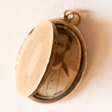 Ciondolo portafoto antico in oro giallo 18K con smalti neri e perlina bianca, primi del ‘900