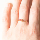 Anello vintage in oro giallo 18K con rubino sintetico (0.12ct ca.) e diamanti di taglio brillante (0.09ctw ca.), anni ‘80/‘90