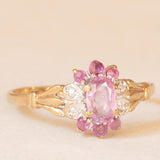 Anello a fiore vintage in oro giallo e bianco 9K con zaffiri rosa sintetici (0.80ctw ca.) e diamanti, anno 1981