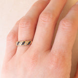 Anello vintage in oro giallo 9K con zaffiri (0.32ctw ca.) e diamanti (0.06ctw ca.), anno 1994