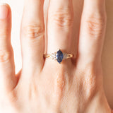 Anello vintage in oro giallo con zaffiro (0.80ct ca.) e diamanti di taglio brillante (0.18ctw ca.), anni ‘80