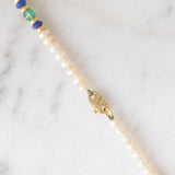 Collana vintage con perle bianche, lapislazzuli, giada verde e con dischi e chiusura in oro giallo 14K, anni ‘70