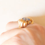 Anello vintage a fiocco in oro giallo 18K con spinello azzurro sintetico (2.50ct ca.), anni ‘50
