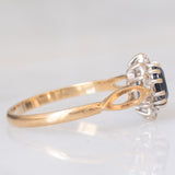 Anello a margherita vintage in oro giallo e bianco 9K con zaffiro (0.60ct ca.) e diamanti (0.06ctw ca.), anno 1988