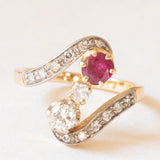 Anello Art Nouveau in oro giallo e bianco 18K con rubino (0.55ct ca.) e diamanti (0.70ctw ca.), fine anni ‘20