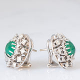 Orecchini a margherita vintage in oro bianco 14K con smeraldi (3ctw ca.) e diamanti di taglio brillante (2.80ctw ca.), anni ‘70/‘80