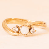 Anello trilogy in oro giallo e bianco 9K con opale (0.20ct ca.) e pietre bianche imitazioni di diamanti, anno 1999
