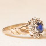 Anello a margherita vintage in oro giallo e bianco 9K con zaffiro (0.35ct ca.) e diamanti (0.12ctw ca.)