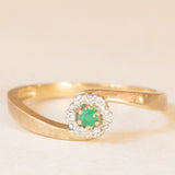 Anello a fiore vintage in oro giallo e bianco 9K con smeraldo (0.08ct ca.) e diamanti (0.06ctw ca.), anni ‘70
