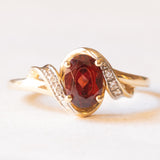 Anello vintage in oro giallo e bianco 9K con granato e cubic zirconia, anni ‘70/‘80