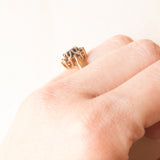 Anello a margherita vintage in oro giallo e bianco 9K con zaffiri (0.70ctw ca.) e diamanti (0.06ctw ca.)