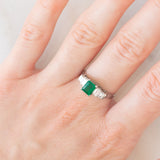 Anello vintage in stile Art Déco in platino con smeraldo (0.80ct) e diamanti (0.49ctw), anni ‘90
