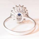 Anello a margherita vintage in oro bianco 18K con zaffiro (0.40ct ca.) e diamanti (0.16ctw ca.), anni ‘60/‘70