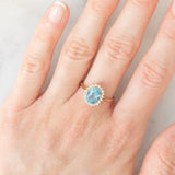 Anello a margherita vintage in oro giallo 9K con topazio azzurro (1.50ct ca.) e diamanti (0.10ctw ca.), anno 1988