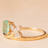 Anello in oro giallo e bianco 10K con smeraldo (0.50ct ca.) e topazi bianchi, anno 2016