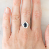 Anello a margherita in oro bianco 18K con zaffiro (1.30ct ca.) e diamanti di taglio brillante (0.44ctw ca.), anni ‘70