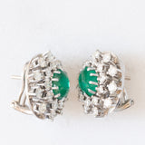 Orecchini a margherita vintage in oro bianco 14K con smeraldi (3ctw ca.) e diamanti di taglio brillante (2.80ctw ca.), anni ‘70/‘80