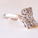 Anello antico in oro bianco 18K con diamanti (centrali di taglio vecchia miniera e per un totale di 2ct ca.), anni ‘40