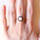 Anello a margherita vintage in oro giallo 9K con opale (1.20ct ca.) e zaffiri (0.44ctw ca.), anni ‘70