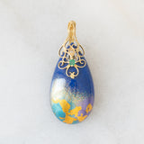 Collana moderna con filo di vetri blu e con pendente in oro giallo 18K con lapislazzuli, smeraldo e diamante