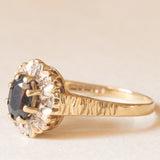 Anello a margherita vintage in oro giallo e bianco 9K con zaffiro (0.50ct ca.) e diamanti (0.04ctw ca.), anno 1992