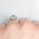 Anello a margherita vintage in platino con zaffiro (1.10ct) e diamanti (0.33ctw), anni ‘70
