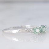 Trilogy vintage in oro bianco 9K con zaffiri verde sintetici (0.80ctw ca.) e diamanti, anni ‘90