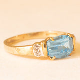 Anello vintage in oro giallo e bianco 9K con spinello sintetico azzurro e diamanti, anni ‘80/‘90