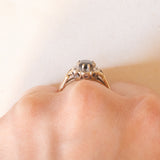Anello a margherita vintage in oro giallo e bianco 9K con zaffiro (1ct ca.) e diamanti (0.10ctw ca.), anno 1991