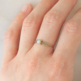 Solitario vintage in oro giallo 8K con opale (0.18ct ca.), anni ‘40/‘50