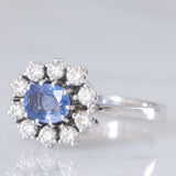 Anello a margherita in oro bianco 18K con zaffiro azzurro (0.80ct ca.) e diamanti di taglio brillante (0.70ctw ca.), anni ‘70/‘80