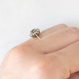 Anello a margherita vintage in oro giallo e bianco 9K con zaffiro (0.25ct ca.) e diamanti (0.10ctw ca.), anno 1981