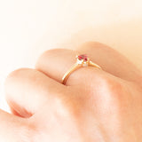 Anello vintage in oro giallo 10K con spinello rosa sintetico (0.30ct ca.) e diamanti