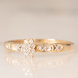 Anello a fascia con fiore centrale in oro giallo 9K con diamanti (0.05ctw ca.), anni ‘70/‘80