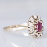 Anello a margherita vintage in oro bianco 14K con rubino (0.50ct ca.) e diamanti (0.30ctw ca.), anni ‘70/‘80
