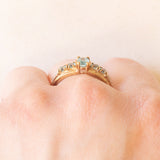 Anello vintage in oro giallo e bianco 9K con paste di vetro azzurre e diamanti, anno 2009