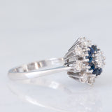 Anello a fiore vintage in oro bianco 14K con zaffiri (0.32ctw ca.) e diamanti di taglio brillante (0.84ctw ca.), anni ‘70