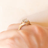 Anello vintage in oro giallo 9K con acquamarina (0.90ct ca.) e diamanti (0.12ctw ca.), anni ‘80