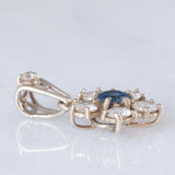 Ciondolo a margherita vintage in oro bianco 14K con zaffiro (0.20ct ca.) e diamanti di taglio brillante (0.50ctw ca.), anni ‘70/‘80